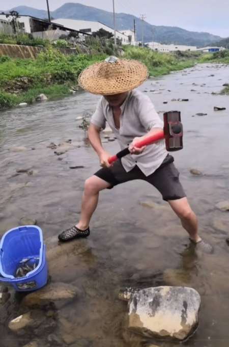 小溪间一老汉用大锤砸石头令男子不解,得知原因后直夸老汉太聪明