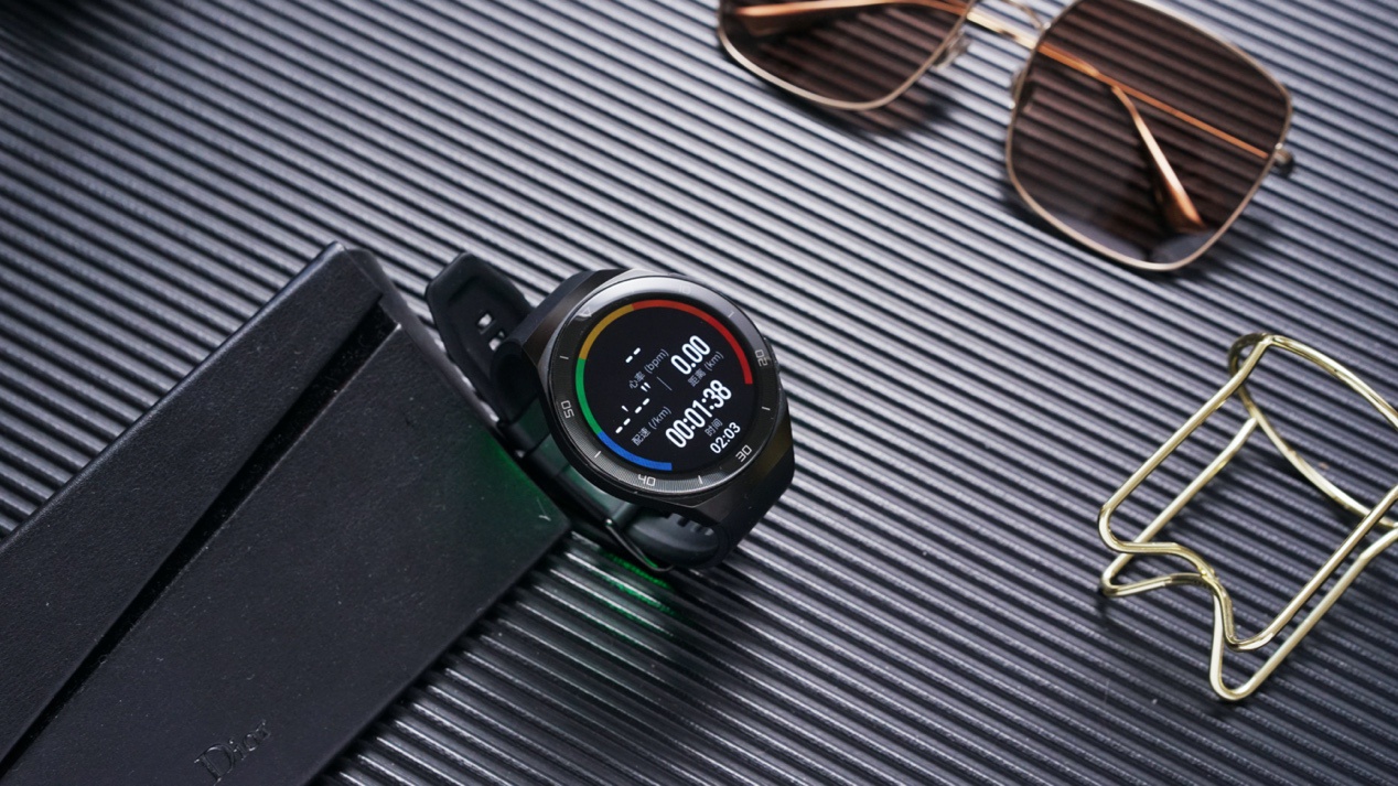 其中,華為watch gt 2e與佳明vivoactive 3的錶盤信息最豐富,錶盤頁面