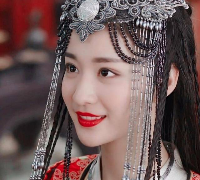 一袭白衣,长发飘飘,柳眉,腰若素,唇如蜜,才华卓绝的柳惜音倾倒了多少