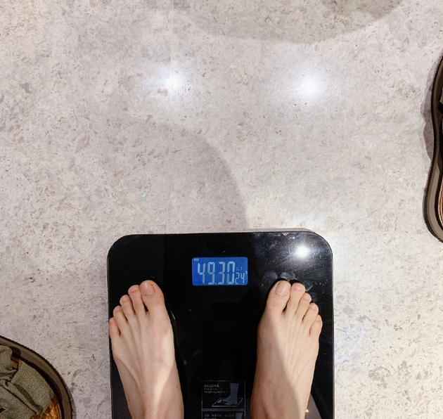 杨超越分享最新体重49.3公斤,得意喊话姐妹来比拼!