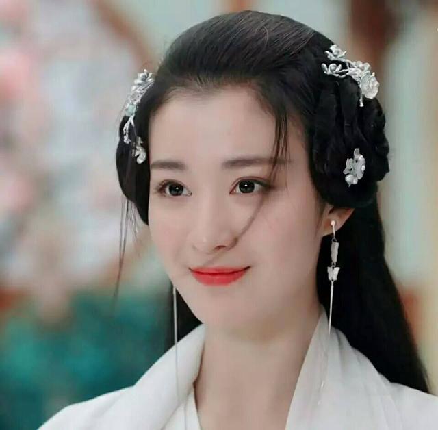 一袭白衣,长发飘飘,柳眉,腰若素,唇如蜜,才华卓绝的柳惜音倾倒了多少