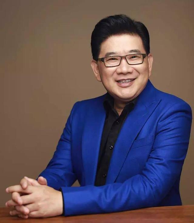 56岁主播曹可凡与妻子婚后恩爱有加儿子块头大很富态