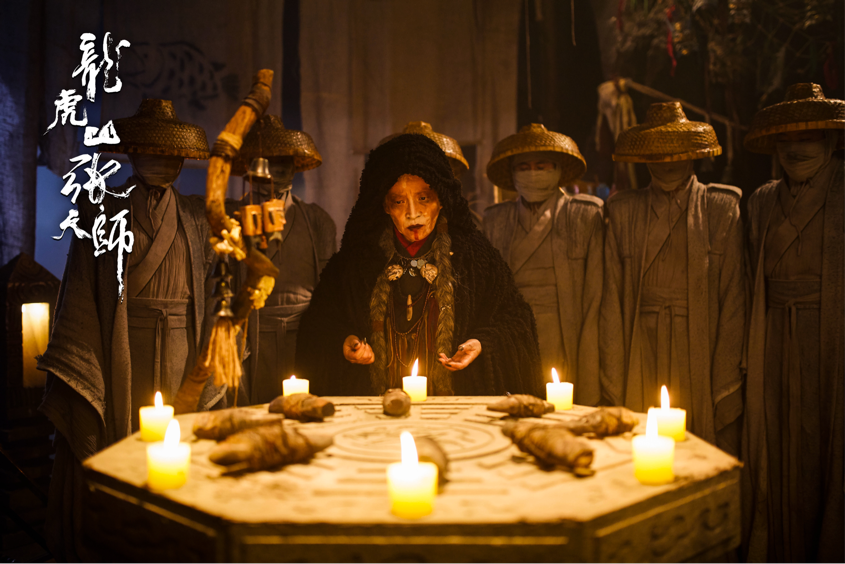 装饰等上面都要追根溯源,美术方面还借鉴了三星堆出土的青铜面具和