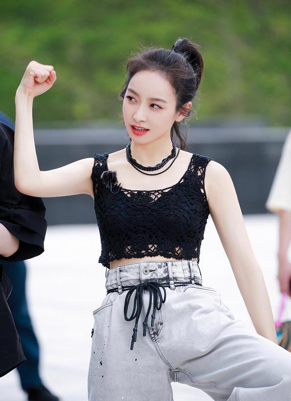 33岁宋茜扎高马尾甜美减龄,穿搭时尚吸睛