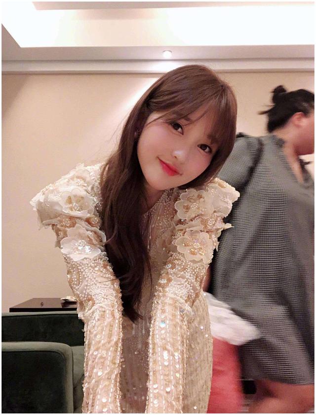 丸子头甜美减龄少女感十足金莎真的是很令人着迷