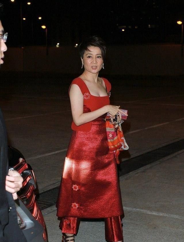60岁的梁安琪身材仍然保养得让人嫉妒但衣品却有着土气