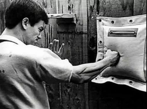 李小龙的力量到底有多大专家不比泰森差能把沙袋踢到天花板