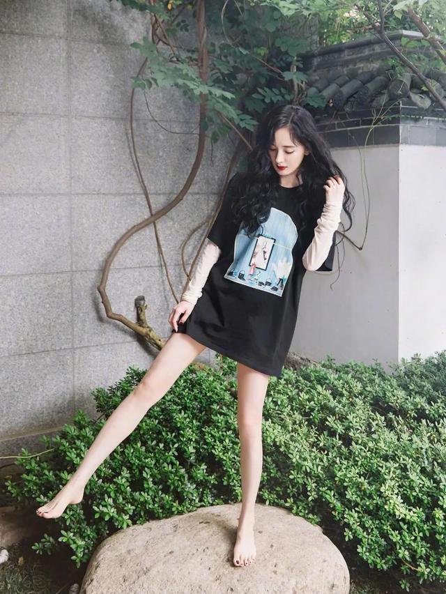 杨幂光脚拍美照秀出罕见罗马脚完美脚型惊艳