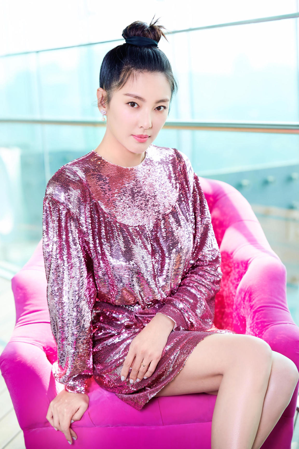 33岁张雨绮霸气依旧红色亮片连衣裙性感精致扎丸子头更显俏皮