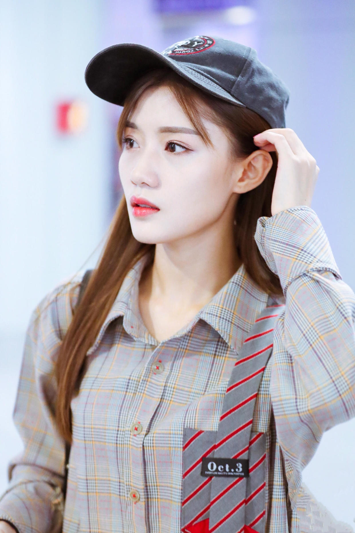 陈意涵品味不一般!中长款格纹衬衫配黑色短裤中性洒脱,个性酷炫