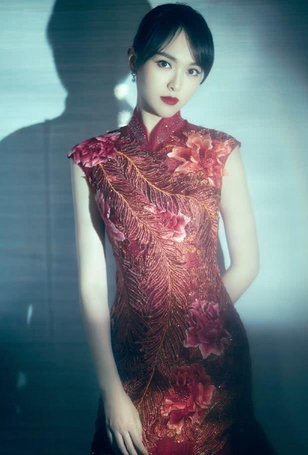 这是唐嫣的"喜服"吗?旗袍风格太经典,最重要的是人足够漂亮