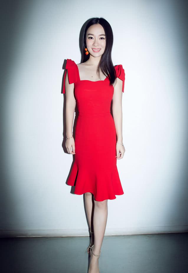 她是嫁给穷小子的富婆,连家中一条狗都值600万,人美衣品佳!