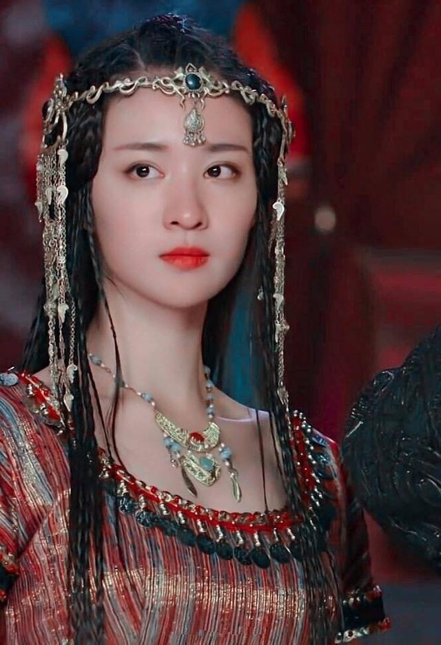 一袭白衣,长发飘飘,柳眉,腰若素,唇如蜜,才华卓绝的柳惜音倾倒了多少