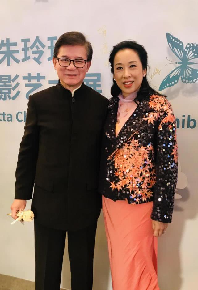 郭晶晶婆婆才是真豪门阔太!穿旗袍裙端庄大方,与老公牵手太甜蜜