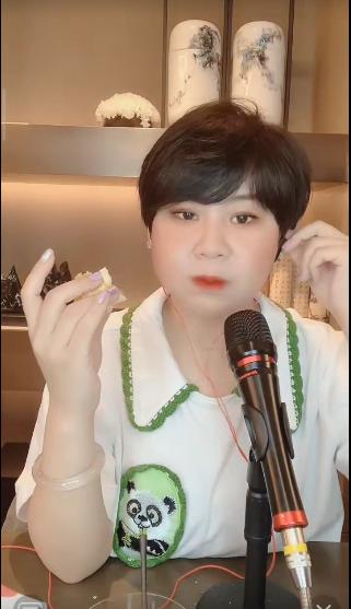 沈春阳直播卖蛋黄酥演员也要赚外快了