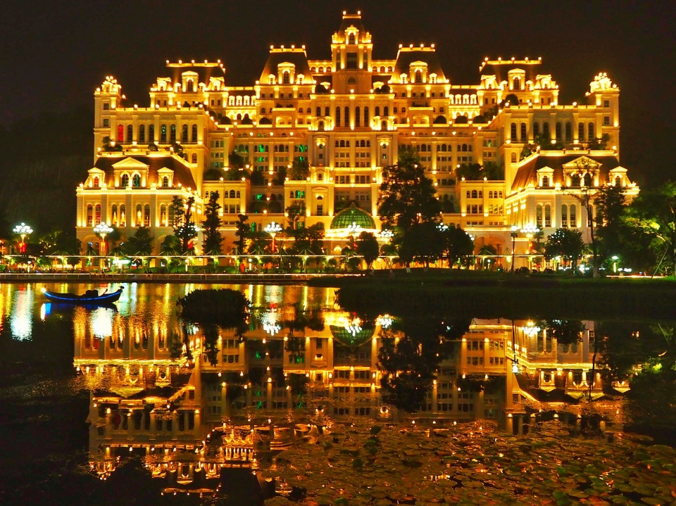 贵阳人引以为傲的花果园,不仅有梦幻白宫,还藏有千与千寻版美宿