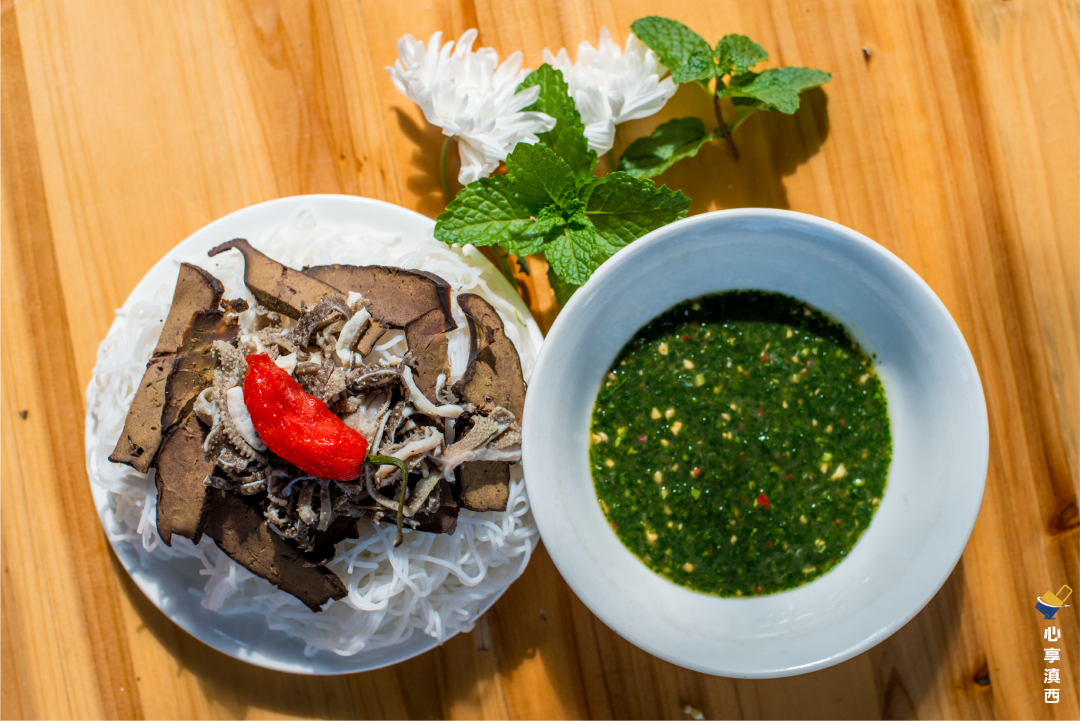 撒撇在德宏最上瘾的还数烧烤德宏烧烤区别于传统烧烤除了无所不烤之外