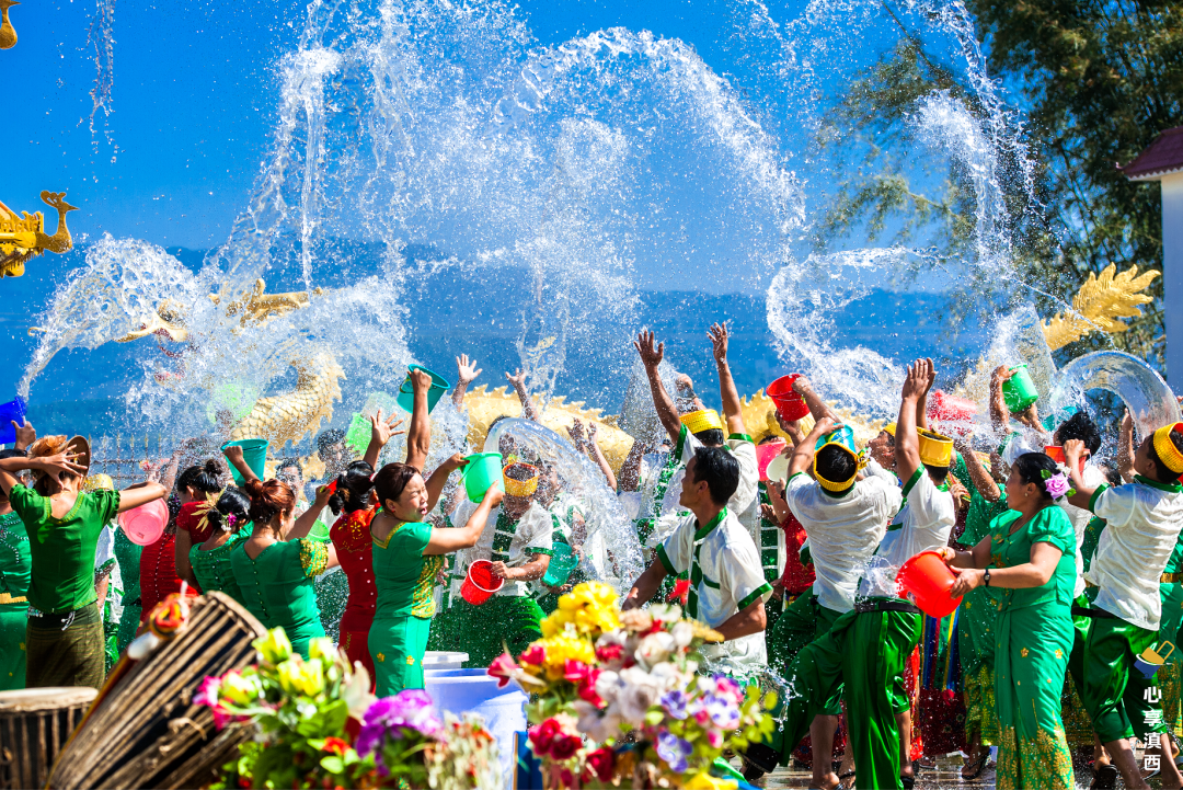 泼水节"绿色的都是菜,会动的都是肉"是德宏人的美食信条在得天独厚的