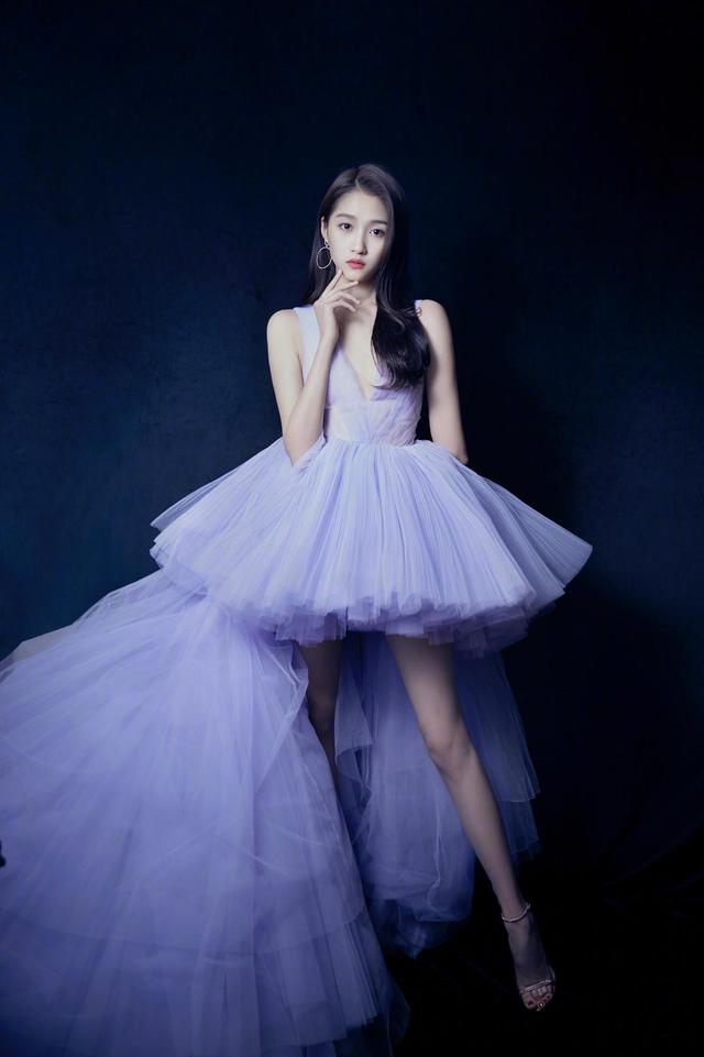 关晓彤撞衫刘亦菲,明明是穿同款纱裙,却一个霸气一个少女