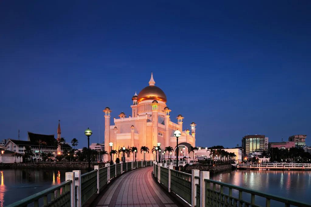 mateen住的地方叫做 努洛伊曼皇宫,它是世界最大的皇宫,也是文莱