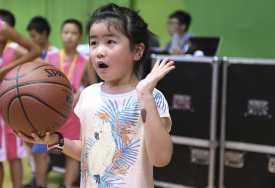 10岁姚沁蕾近照曝光,裤子明显短一截,网友:身高超过1米7了