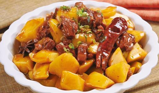 完美搭档土豆焖牛腩,又香又入味,太下饭了