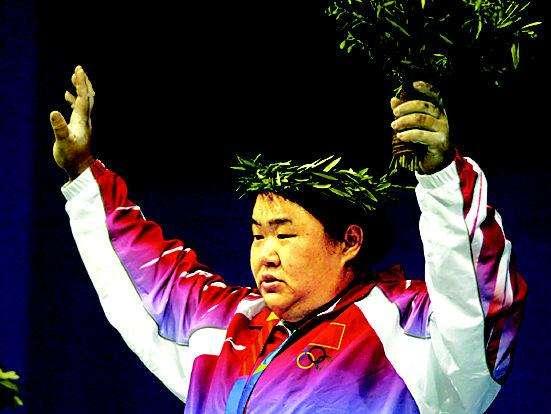 唐功红出身非常普通,在小时候和同龄人比起来体重重了很多.