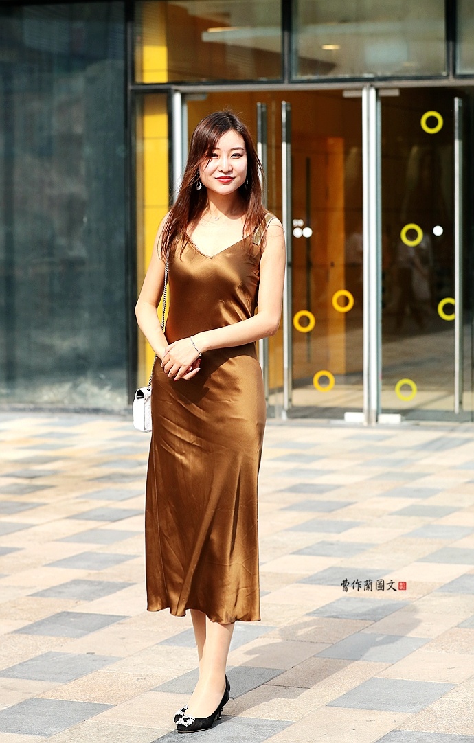 街拍穿出熟龄韵味的美女