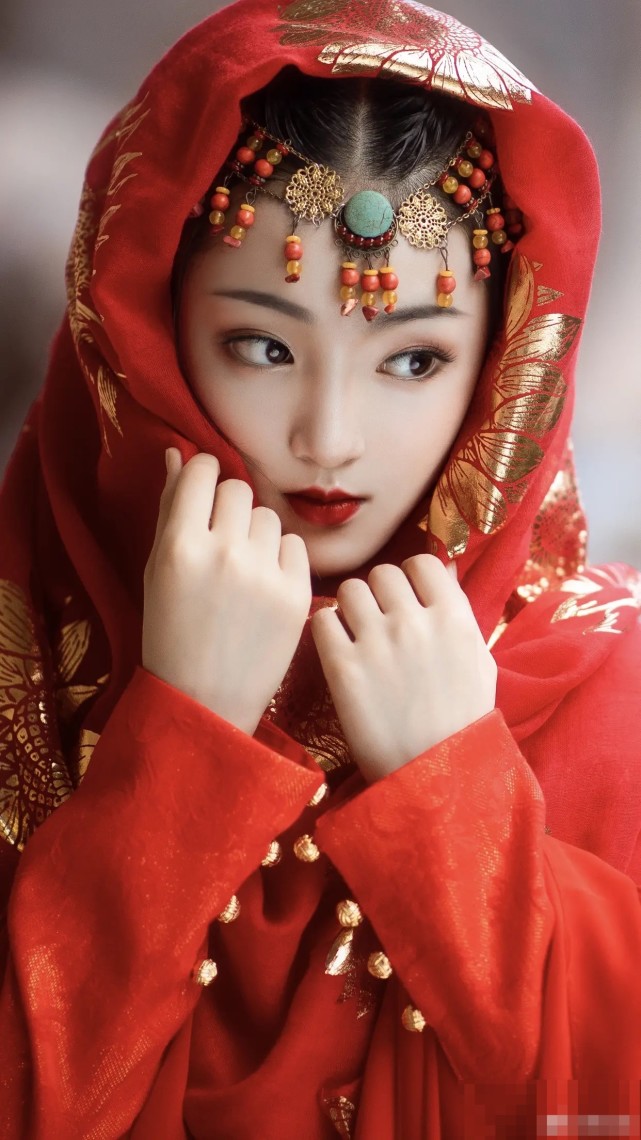 小戏骨陶奕希扮演《东宫》中小枫,14岁的她虽然小,却绝色倾城