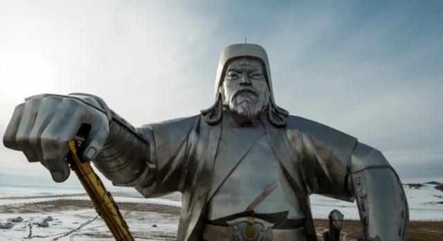 蒙古国花费410万美元建立最大成吉思汗骑马雕像气势威严