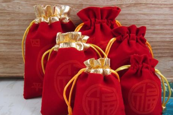 逢初一十五挂在门口或者自家窗外,只要有气流经过,这个五色豆包就能