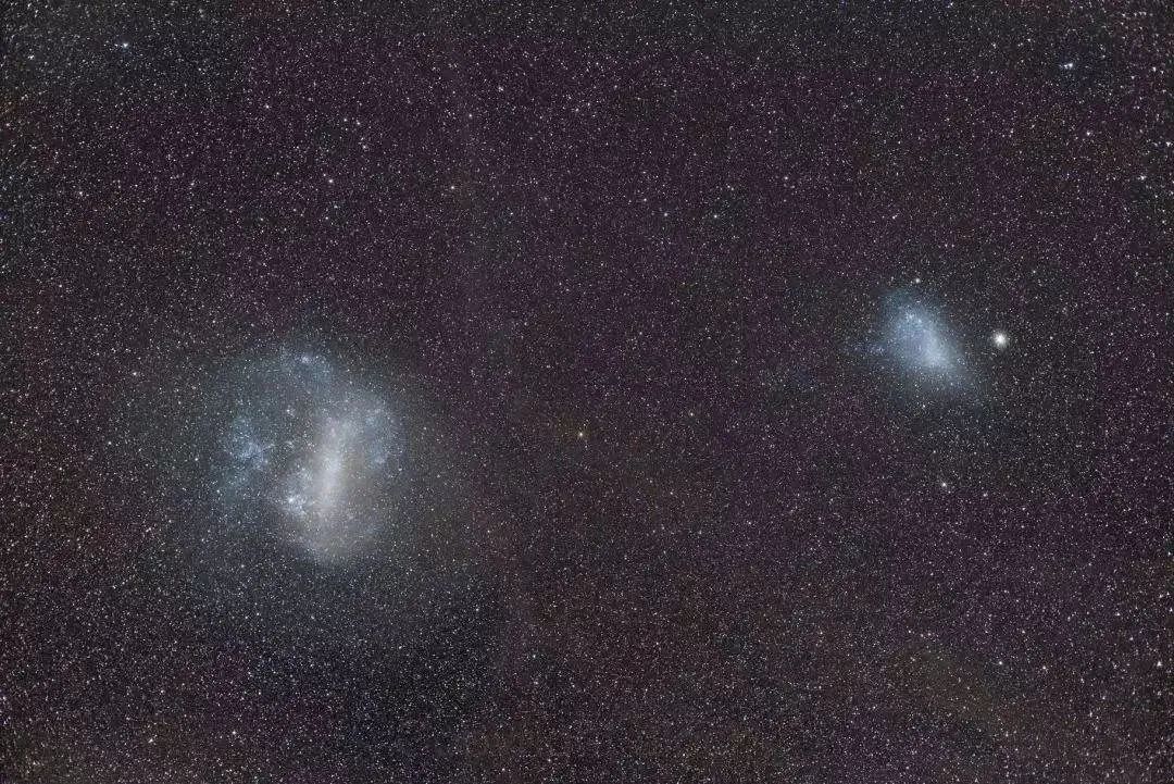 该星云位于大麦哲伦星云中,距离我们超过16万光年,大麦哲伦星云是一个