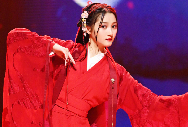 关晓彤新剧杀青首发剧照,古装造型利落帅气,男主颜值颇为惊艳