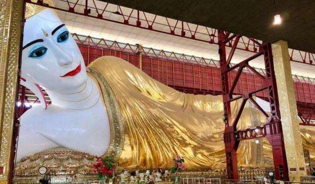 世界最诡异的卧佛,跟真人般侧躺在山上,游客:完全不敢对眼相看