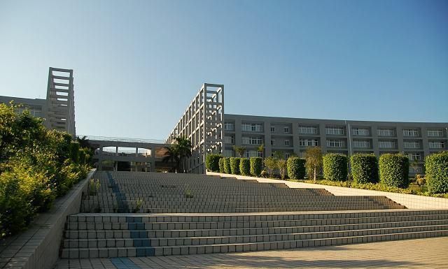 上海大学建校,就是依靠合并学校而起,以复旦大学分校,上海机械学院