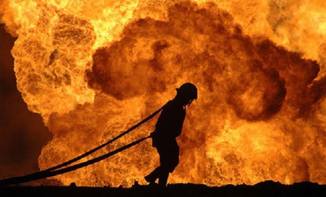 边境局势升级,国内又出了大乱子,成千上万印度民众仓皇逃亡