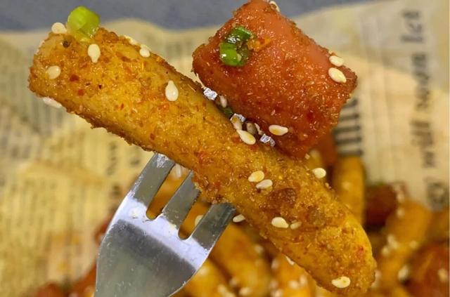 外酥里糯的香辣孜然火腿手指年糕,一口一个,怎么吃都吃不够