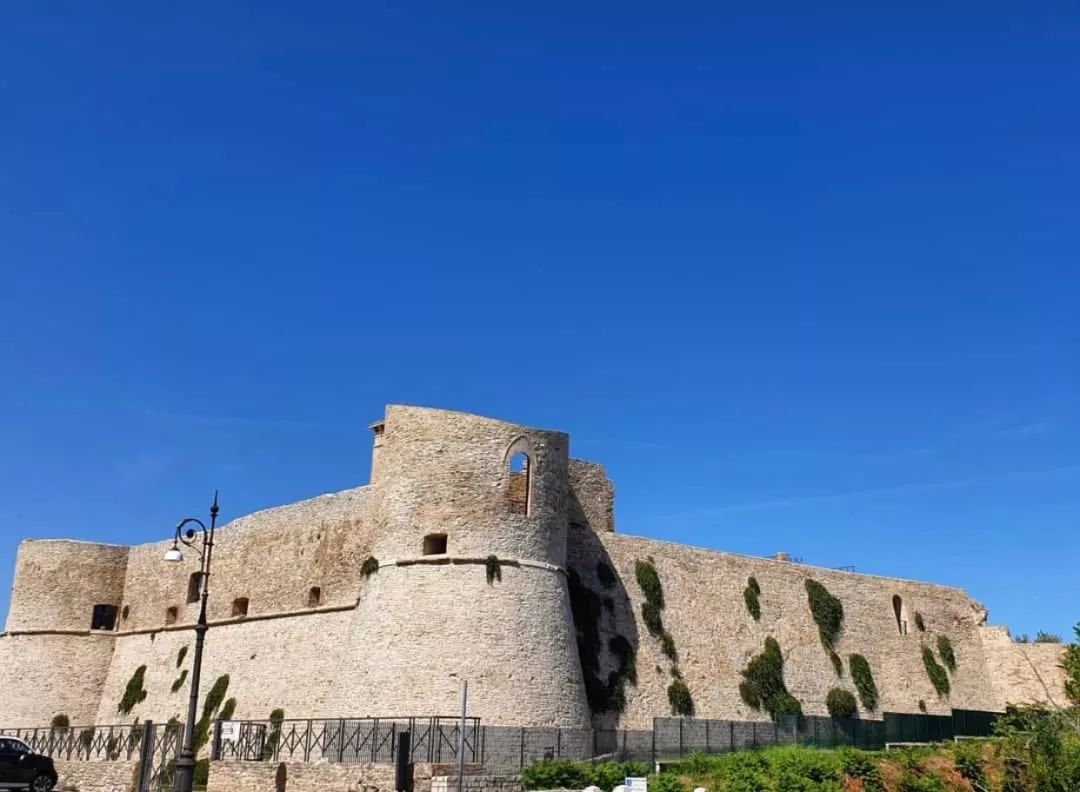 加里波利是意大利南部萨伦蒂纳半岛西海岸的一座城市 ,濒临塔兰托湾