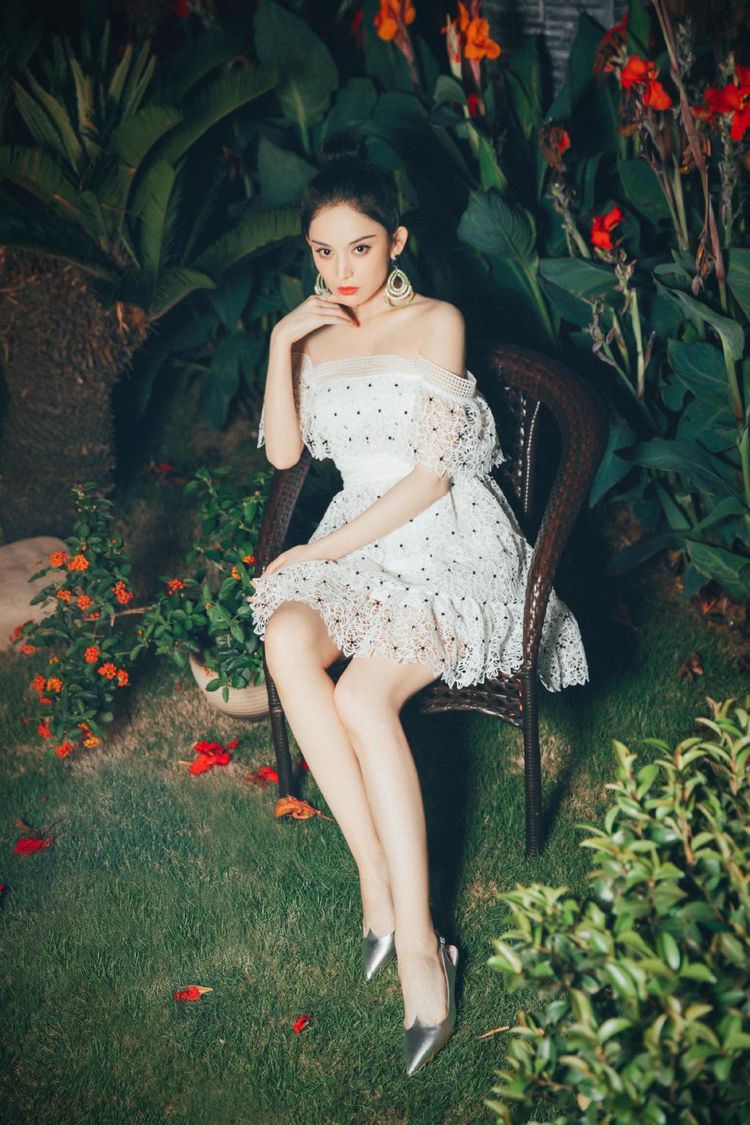 古力娜扎看起来最多18岁,穿背带裤扎麻花辫,可爱到家了