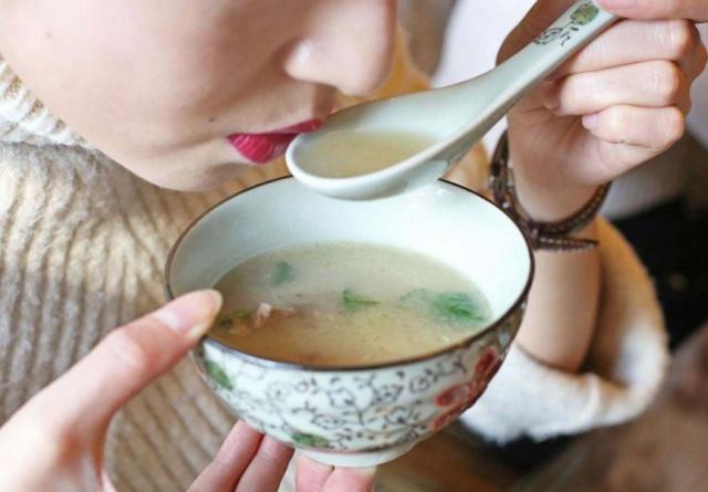 炖肉汤时,10个人9人第一步就做错了,难怪肉质发柴还有腥臭味