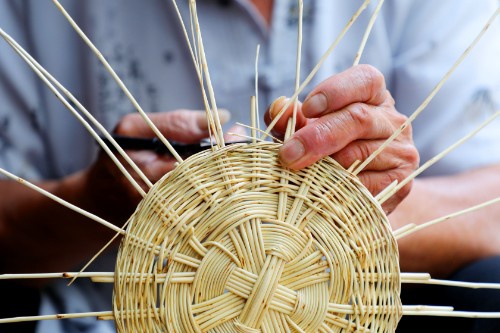 河南大叔古巷里编箩筐引围观身旁放大水盆却是这手艺的关键所在