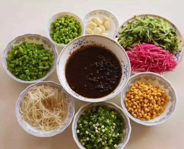 老北京炸酱面最讲排场小碗干炸8样菜码丰富美味最适合家庭制作