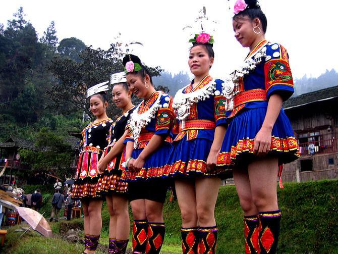 贵州苗寨多开放?寨里到处是"超短裙"姑娘,游客:简直没眼看