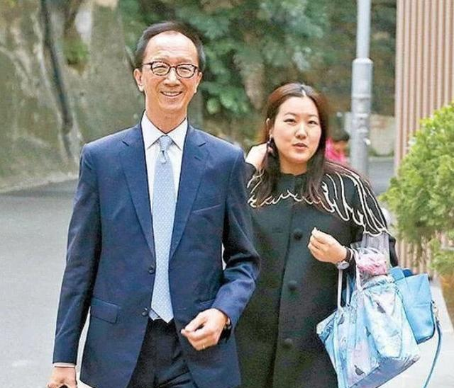 他们育有一女二子,长女粱司渝出生于2003年,次子梁皓嘉及幼子分别出