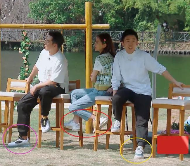 有一种无奈叫baby坐高脚凳为了避免腿太长悄悄调整坐姿