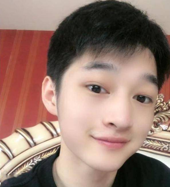 和平精英:技术娱乐相结合,少东成就吃鸡一哥之名|吃