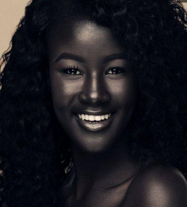 正文  这个黑的像碳一样女孩名字叫做khoudia diop,来自非洲塞内加尔