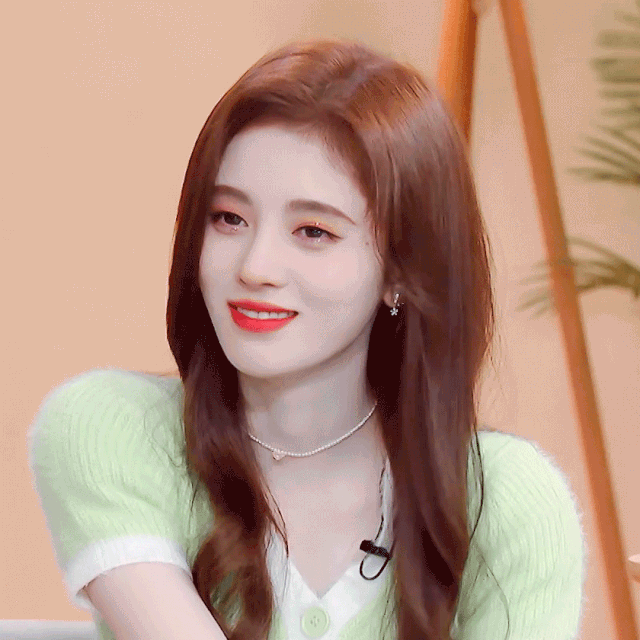 今天又要带大家来欣赏一下:时刻当自己是"柔弱贵公主"的鞠婧祎