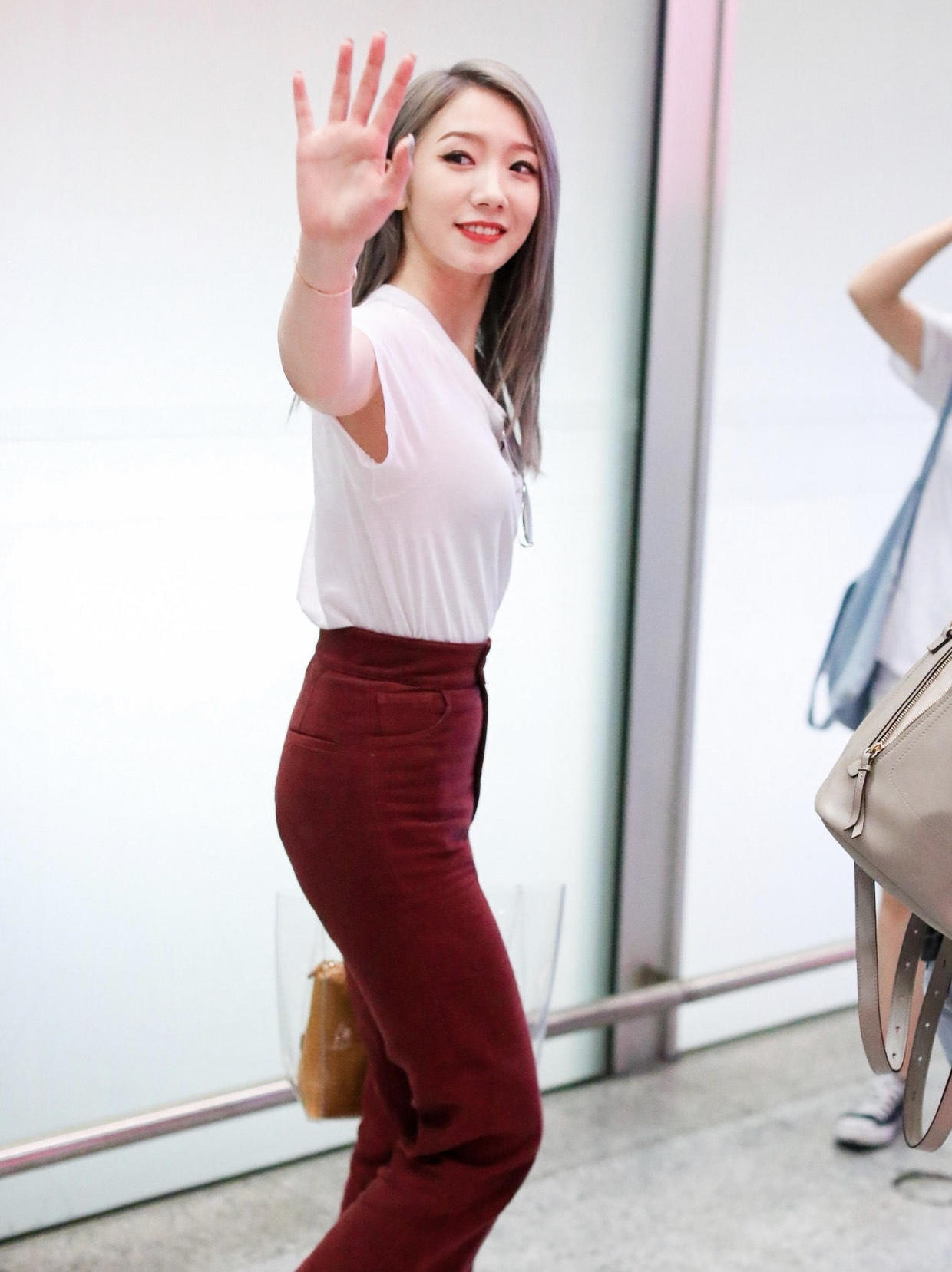 孟美岐21岁就那么有气场!酒红色西装配紧身裤干练利落,精致大气