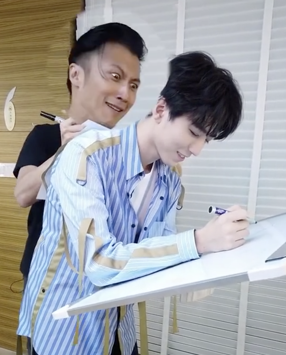 王俊凯在谢霆锋后背画画看到成品后霆锋哥说不出夸奖词